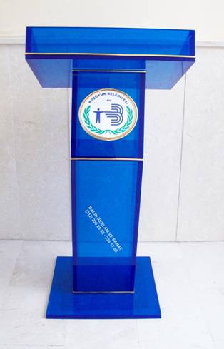 AKR�L�K MAV� SADE K�RS� AMBLEML� �N G�R�N�M